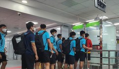 Toàn đội có mặt tại Tashkent lúc 20h ngày 29/5. Ảnh: VFF