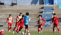 HLV Gong Oh Kyun hướng dẫn các học trò luyện tập trước trận gặp Malaysia - Ảnh: VFF