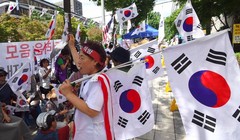 Người Hàn Quốc đang tự hỏi: Liệu các chaebol có nên có quyền lực trung tâm lớn như thế, gắn liền với chính phủ và được lãnh đạo bởi cả thế hệ dòng họ?  (Ảnh: AFP)