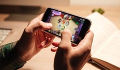 Chơi game nhiều giờ liền, một phụ nữ đã bị mù một mắt. (Ảnh: Mashable)