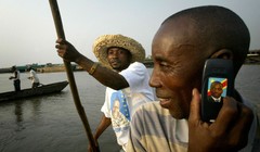 Thị phần điện thoại cục gạch đã tăng lên 61% vào năm 2017 từ mức 55,4% vào năm 2016, trong khi thị phần điện thoại thông minh giảm từ 39,6% xuống 39%. (Ảnh: Quartz)