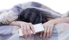 Theo nghiên cứu, Internet tốc độ cao khiến mọi người thường xuyên chơi game, lướt web trước giờ ngủ đã ảnh hưởng lớn đến chất lượng giấc ngủ (Ảnh: Motherboard)