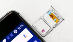 iPhone 2 SIM là điều khá ngạc nhiên vì Apple dường như không quá say mê với SIM kép. Vậy tại sao Apple lại thay đổi quyết định vào lúc này? (Ảnh: The Verge)