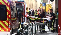 Một nạn nhân được chuyển lên xe cứu thương (Ảnh: AFP)