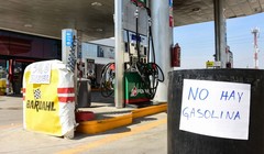 Một trạm xăng ở ngoại ô thủ đô Caracas đóng cửa vì thiếu nguồn cung (Ảnh: CNN)