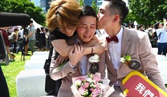 Shane Lin (giữa) được người bạn trai Marc Yuan động viên, và một người bạn khác trong lễ cưới tổ chức tại Đài Bắc hôm 24/5 (Ảnh: AFP)