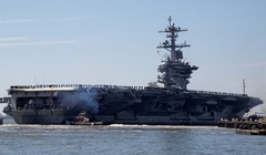 Hàng không mẫu hạm USS Lincoln cùng nhóm tác chiến được triển khai tới Vịnh Ba Tư (Ảnh: AP)