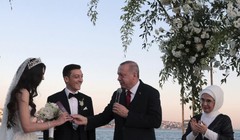 Tổng thống Erdogan trò chuyện cùng Ozil và hôn thê Amine Gulse trong lễ cưới tổ chức hôm 7/6 ở Istanbul (Ảnh: AP)