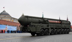 Hệ thống tên lửa đạn đạo liên lục địa có khả năng mang đầu đạn hạt nhân Yars RS-24 của Nga xuất hiện trong cuộc diễu binh trên Quảng trường Đỏ hôm 9/5/2019 (Ảnh: AFP)