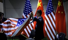 Các nhân viên chuẩn bị cho cuộc gặp song phương Mỹ-Trung bên lề Hội nghị thượng đỉnh G20 tổ chức tại Osaka, Nhật Bản hôm 29/6 (Ảnh: AFP)