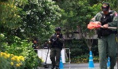 Đội rà phá bom mìn tiếp cận hiện trường một vụ nổ ở Bangkok, Thái Lan hôm 2/8 (Ảnh: Reuters)