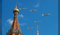 Các máy bay ném bom Tupolev Tu-160 và Tupolev Tu-22M3 xuất hiện trong cuộc diễu binh ở Moscow ngày 4/5/2019 (Ảnh: Reuters)