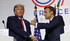 Tổng thống Trump bắt tay người đồng cấp Pháp Emmanuel Macron trong một cuộc họp báo chung tại thượng đỉnh G7 vừa qua (Ảnh: AFP)