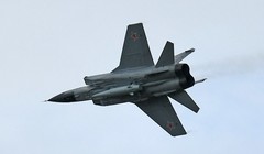 Mẫu chiến đấu cơ MiG-31 của Nga được phát hiện đang mang theo tên lửa siêu thanh Kinzhal (Ảnh: RT)