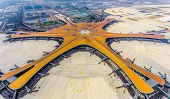 Sân bay Daxing được gọi là "Sao biển" vì thiết kế 5 cánh nối với sảnh chính của nó (Ảnh: CNN)