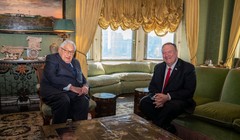Ngoại trưởng Mỹ Mike Pompeo trong cuộc gặp với ông Henry Kissinger mới đây (Ảnh: The Hill)