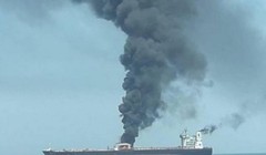 Tàu chở dầu của Iran bốc cháy dữ dội sau khi dính 2 tên lửa (Ảnh: Getty)