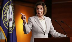 Chủ tịch Hạ viện Mỹ Nancy Pelosi quyết đẩy nhanh tiến trình điều tra luận tội ông Trump (Ảnh: CNBC)