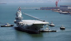 Hàng không mẫu hạm chưa đặt tên của Trung Quốc tại cảng Đại Liên (Ảnh: FT)