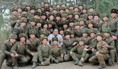 Ông Kim Jong-un cùng các binh sĩ tiền phương (Ảnh: KCNA)
