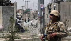 Lính gác canh giữ hiện trường vụ tấn công của Taliban nhắm vào trụ sở cảnh sát quận 6 ở thủ đô Kabul, Afghanistan hồi tháng 8/2019 (Ảnh: CNN)