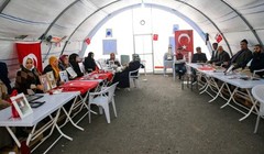 Các bà mẹ người Kurd biểu tình, đòi PKK trả lại con hôm 4/12 (Ảnh: AA)