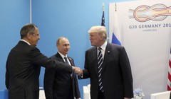 Ngoại trưởng Lavrov bắt tay ông Trump tại Hội nghị thượng đỉnh G20 tổ chức tại Hamburg, Đức vào tháng 7/2017 (Ảnh: RT)