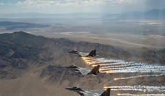 Mỹ sử dụng phi cơ chiến đấu F-15 Strike Eagle trong đòn không kích nhằm vào 5 mục tiêu ở Iraq và Syria (Ảnh: NBC)