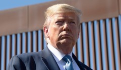 Tổng thống Trump đứng trước đoạn tường bao biên giới ở Otay Mesa, California ngày 18/9/2019 (Ảnh: CNBC)