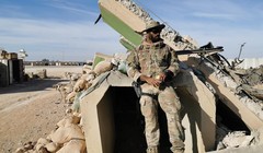 Trung si Ferguson đứng bên ngoài một boongke do Mỹ xây dựng, tương tự như boongke mà ông trú ẩn trong lúc hứng đòn không kích của Iran (Ảnh: CNN)