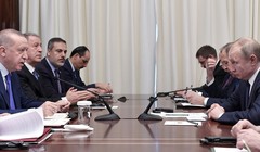 Tổng thống Nga Vladimir Putin và người đồng cấp Thổ Nhĩ Kỳ Recep Tayyip Erdogan gặp gỡ bên lề hội nghị tại Berlin (Ảnh: RT)