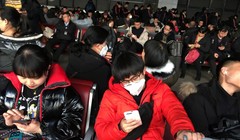 Nhiều hành khách mang khẩu trang khi chờ tàu tại Trạm đường sắt phía Tây để bắt tàu tới Vũ Hán (Ảnh: Reuters)