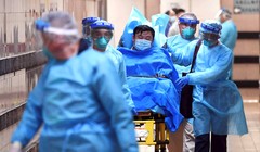 Một bệnh nhân được chuyển tới điều trị tại bệnh viện Queen Elizabeth, Hong Kong hôm 25/1 (Ảnh: Nikkei)