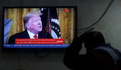 Một người Palestine theo dõi ông Trump tuyên bố kế hoạch hòa bình Trung Đông qua truyền hình (Ảnh: Reuters)
