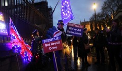 Những người phản đối Brexit tuần hành bên ngoài tòa nhà Hạ viện ở London, Anh (Ảnh: Reuters)