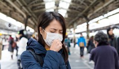 Khẩu trang y tế thông thường có độ dày nhỏ hơn khẩu trang N95 và không thể chặn virus (Ảnh: LiveScience)