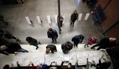 Các cử tri tham gia bầu cử theo hình thức họp kín ở Iowa (Ảnh: Reuters)