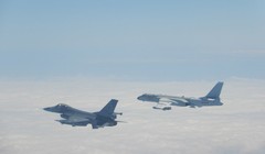 Chiến đấu cơ F-16 của Đài Loan mang tên lửa áp sát máy bay ném bom H-6 của Trung Quốc (Ảnh: focustaiwan)