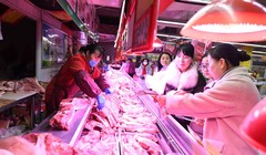 Giá thịt lợn ở Trung Quốc tăng đột biến do gián đoạn nguồn cung và dịch bệnh do nCoV hoành hành (Ảnh: ChinaDaily)