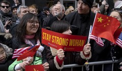 Một biểu ngữ ủng hộ Vũ Hán xuất hiện trong một lễ hội mừng năm mới ở khu người Trung (Chinatown), thành phố New York ngày 9/2 (Ảnh: AP)