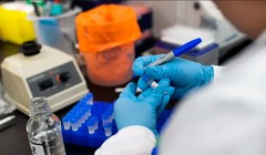 Chuyên viên y tế thử nghiệm mẫu virus corona trong phòng thí nghiệm ở New Jersey (Ảnh: Getty)