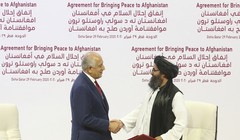 Trưởng đoàn đàm phán của Mỹ, ông Zalmay Khalilzad (trái) và trưởng đoàn đàm phán của Taliban Mullah Abdul Ghani Baradar trong lễ ký thỏa thuận ở Doha (Ảnh: Politico)