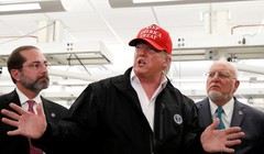 Tổng thống Trump cùng Bộ trưởng Y tế và Dịch vụ Nhân sinh Mỹ Alex Azar (trái) và Giám đốc CDC Robert Redfield ở Atlanta, Georgia hồi tuần trước (Ảnh: Reuters)