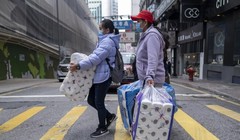 Người dân Hong Kong tích trữ giấy vệ sinh trong bối cảnh dịch COVID-19 (Ảnh: Bloomberg)