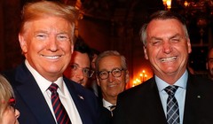 Ông Fabio Wajngarten, đứng núp sau ông Trump trong bức ảnh chụp tại bữa tối ở Mar-a-Lago, nhiễm COVID-19 (Ảnh: Guardian)