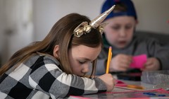 Nhiều nước đóng cửa trường học trong bối cảnh dịch virus corona, trẻ em phải ở nhà (Ảnh: Guardian)