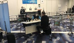 Nhân viên chuyên trách cách ly cuar Hong Kong phỏng vấn nhà báo Will Ripley của hãng CNN (Ảnh: CNN)