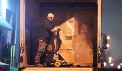 Hàng hóa tích trữ đầu cơ đã được phân phối cho các y bác sĩ tuyến đầu chống COVID-19 ở một số bang (Ảnh: NYPost)