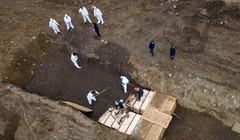 Một bức ảnh chụp từ drone cho thấy cảnh chôn cất tập thể trên đảo Hart ở New York (Ảnh: CNN)