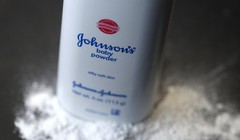 Sản phẩm phấn rôm trẻ em của Johnson & Johnson gây tranh cãi vì cáo buộc có chứa chất gây ung thư (Ảnh: Reuters)